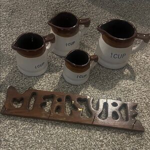 Stoneware measuring cup set with measure hook